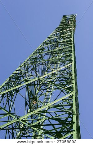 lavoratori nella parte superiore di una struttura metallica, l'installazione dell'antenna cellulare, nel calore della luce diurna