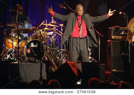 MARCIAC, Francia - 14 de agosto: Saxofonista Maceo Parker y cantante live performance etapa en ' Ma