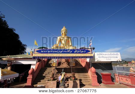 Velký zlatý Buddha