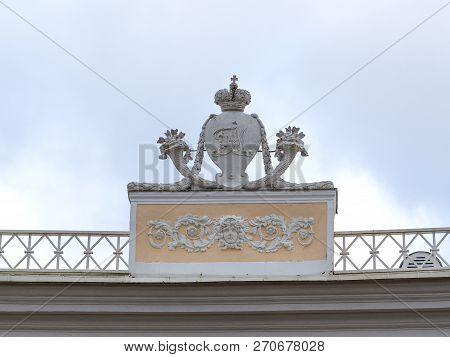 Pavlovsk, Russia October 23, 2017: The Coat Of Arms Of The Russian Imperial Dynasty On The Roof Of P