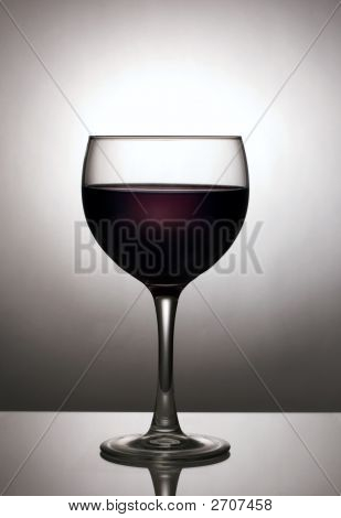 Bicchiere di vino che si staglia contro Spotlight