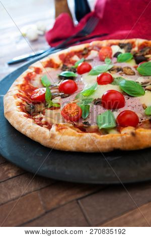 Pizza Mozzarella, Ham chiffonade and Sliced ??Mushrooms
