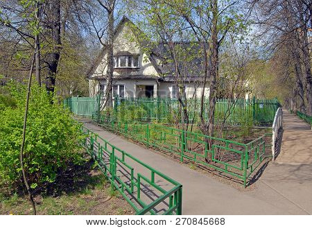 Moscow, Russia - October, 2016: Wooden House On The Surikov Street In The Settlement Of Sokol In Mos
