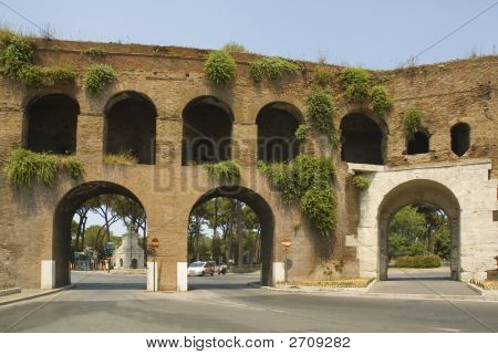 Römische Tor am Ende der Via Veneto