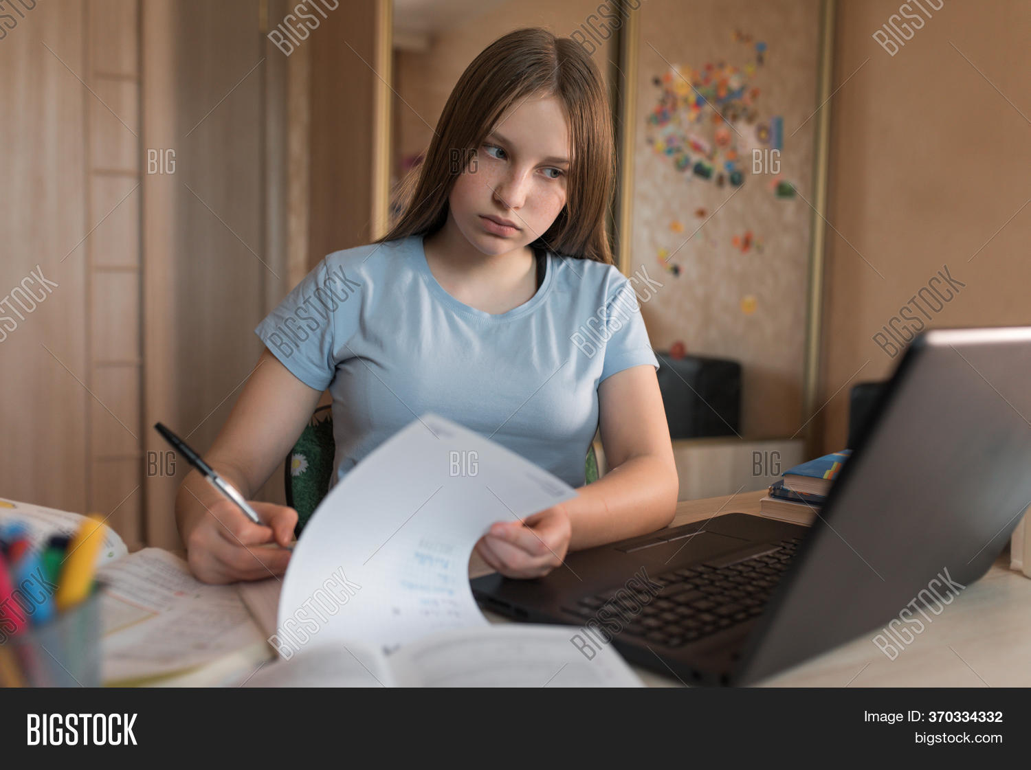 Девочка запись. Девочка запись. Дети сочиняют. Девушка записывает. Жест победы картинки.