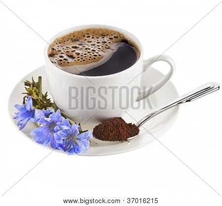 Diät Getränk Chicorée in einer Tasse - Kaffee-Ersatzstoffe, isoliert auf weißem Hintergrund