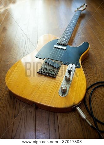 Vintage fast kropp gitarr, inkopplad i och på golvet.