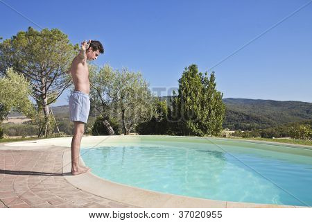 Ragazzo lanciando nella gpool swimmin