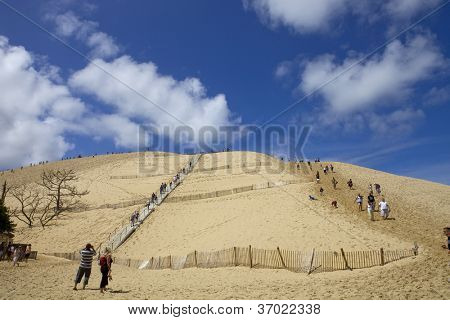 PYLA SUR MER, FRANCE - 8 août : Les gens visite de la célèbre dune du Pyla, la plus haute dune de sable d'E