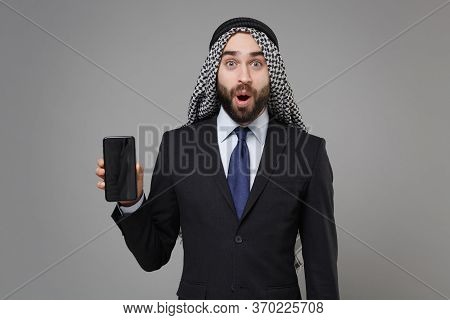 Shocked Bearded Arabian Muslim Businessman In Keffiyeh Kafiya Ring Igal Agal Suit Isolated On Gray B