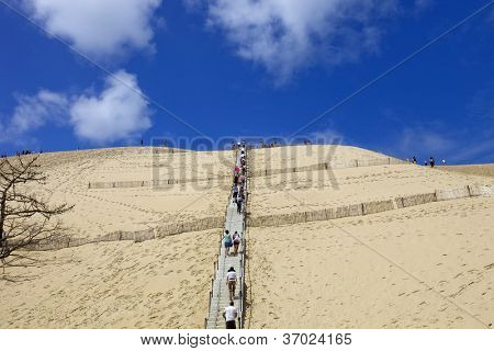 PYLA SUR MER, FRANCE - 8 août : Les gens visite de la célèbre dune du Pyla, la plus haute dune de sable d'E