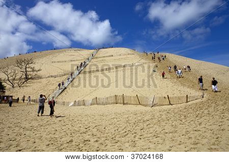 PYLA SUR MER, FRANCE - 8 août : Les gens visite de la célèbre dune du Pyla, la plus haute dune de sable d'E