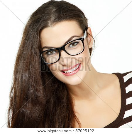 Ritratto di donna attraente caucasica sorridente con gli occhiali, isolato su bianco, studio