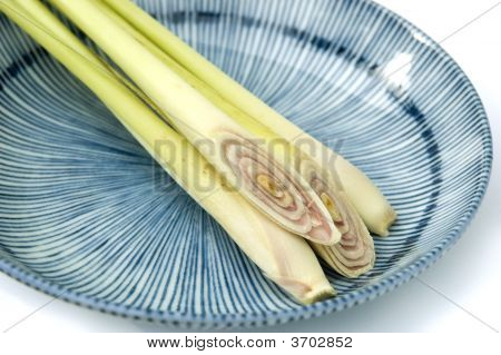 Zitronengras auf blauen Platte