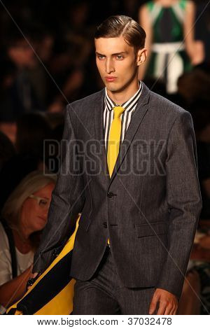 Nova Iorque - 12 de setembro: Um modelo anda na pista da coleção de MICHAEL KORS Primavera/Verão 2013 
