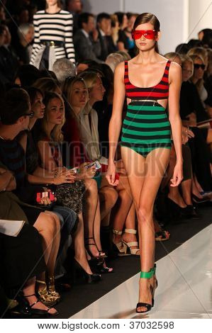 Nova Iorque - 12 de setembro: Um modelo anda na pista da coleção de MICHAEL KORS Primavera/Verão 2013 