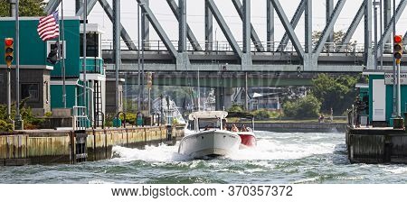 Hampton Bays, New York, Usa - 6 June 2020: Boats Moving Through The Rough Waters In The Shinnecock C