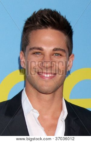 LOS ANGELES - SEP 12: Dean Geyer dorazí Glee čtvrté sezóny Premiere Screening na Paramount