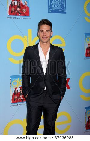 LOS ANGELES - SEP 12: Dean Geyer dorazí Glee čtvrté sezóny Premiere Screening na Paramount