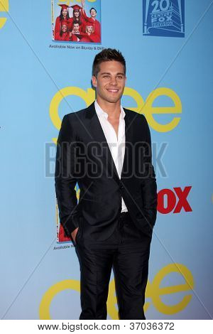 LOS ANGELES - SEP 12: Dean Geyer dorazí Glee čtvrté sezóny Premiere Screening na Paramount
