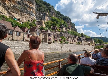 La Roque-gageac, Dordogne, France - September 7, 2018: A Tourist Boat, In French Called Gabare, On T