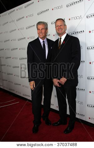 LOS ANGELES - SEP 7: Terry J. Lundgren, Craig Thompson ankommer til Macy's Passport 30 Glamoram