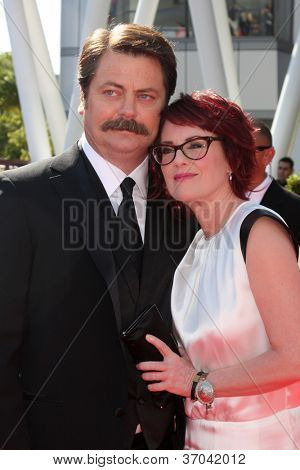 LOS ANGELES - szeptember 15: Nick Offerman, Megan Mullally megérkezik a főműsoridőben kreatív Emmy 2012 egy