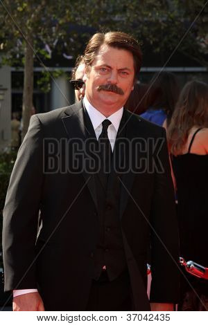 LOS ANGELES - szeptember 15: Nick Offerman megérkezik a főműsoridőben kreatív Emmy-2012: Nokia Színház 