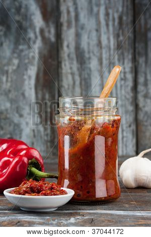 Ajvar, chutné pečené papriky a lilek misky