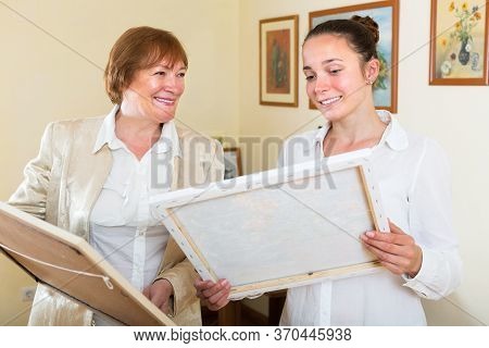 Smiling Women Artist Sell The Artwork In Art Gallery