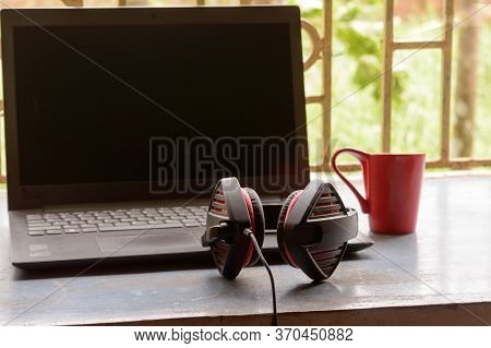 Portable Over-ear Binaural Sound Usb Headset With Microphone Noise Cancelling And Ultrasonic Volume 
