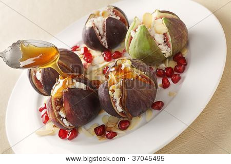 Higos frescos rellenos de queso y astillas de almendras tostadas, con miel y ga mizithra ovejas