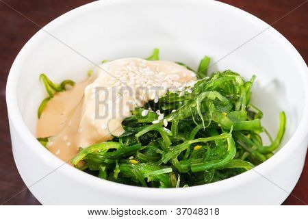 Chuka zeewier salade gegarneerd met sesamzaadjes