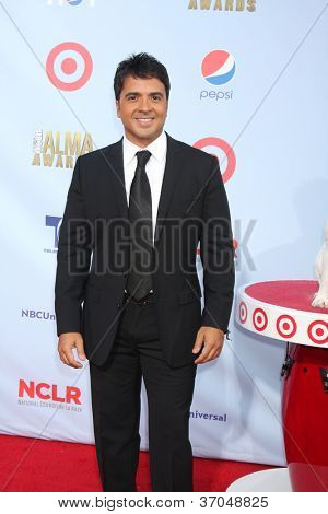 LOS ANGELES - 16 de setembro: Luis Fonsi chega em 2012 ALMA Awards no Pasadena Civic Auditorium no Se