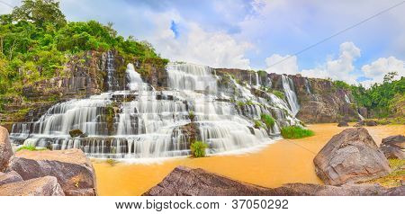Vackra Pongour vattenfall i Vietnam. Panorama