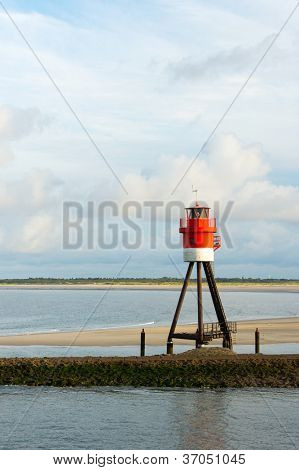 Røde og hvide fyrtårn ved molen fra Borkum