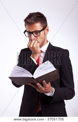 ภาพเหมือนของชายหนุ่มตกใจธุรกิจอ่านหนังสือทริลเลอร์