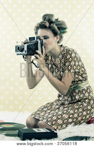 Nainen ottaa valokuva vintage 4 x 6 filmikameralla.