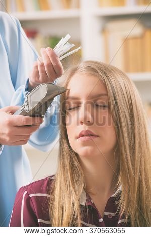 Finding an acupuncture point with electronic device which could be also used to apply lectroacupuncture, PENS