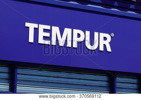 Bordeaux , Aquitaine / France - 06 06 2020 : Tempur Logo Sign In Storefront Of Manufacturer And Dist