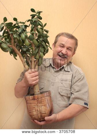 fröhlich ältere Menschen der Mann mit einem Blumentopf