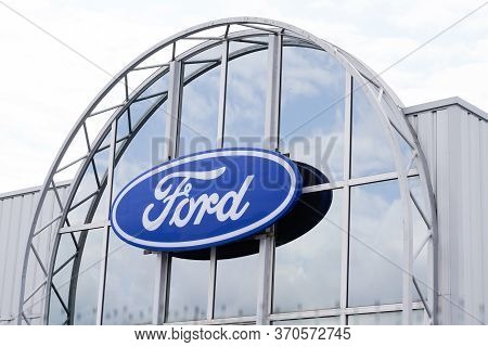 Bordeaux , Aquitaine / France - 06 06 2020 : Ford Logo Store Sign On Entrance Of Dealership Service 
