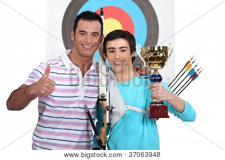 Hrdý tým lukostřelců pózuje s jejich trofejí