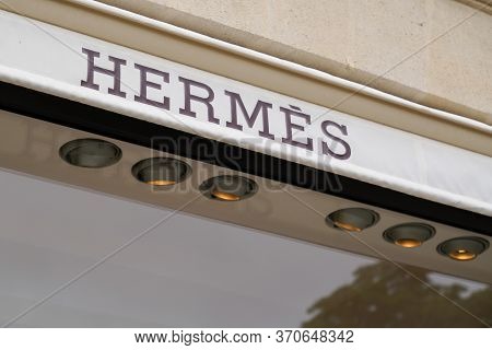 Bordeaux , Aquitaine / France - 05 10 2020 : Hermes Logo Text Shop Sign Store French Manufacturer He