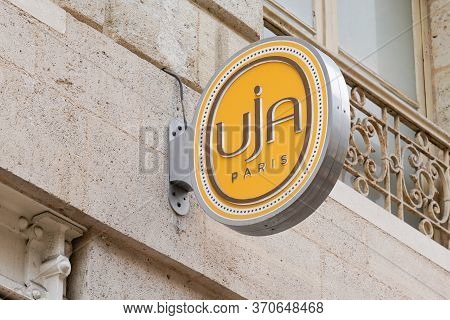 Bordeaux , Aquitaine / France - 05 10 2020 : Uja Paris Un Jour Ailleurs Shop Yellow Logo Sign Women 