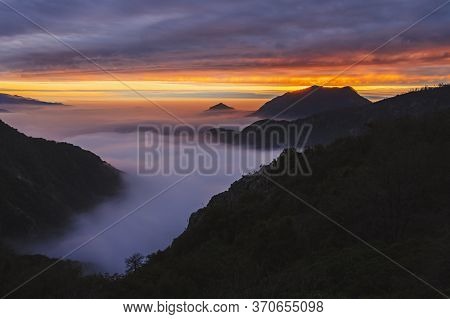 The Cloudy Sunset At Sequoia & Kings Canyon National Parks. A Sea Of Clouds In The Valley With Golde