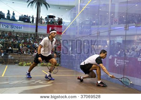 DAMANSARA - set 15: Tiro de gota de em Mohamed El Shorbagy perseguições (esquerda) Tarek Momen final masculina de 