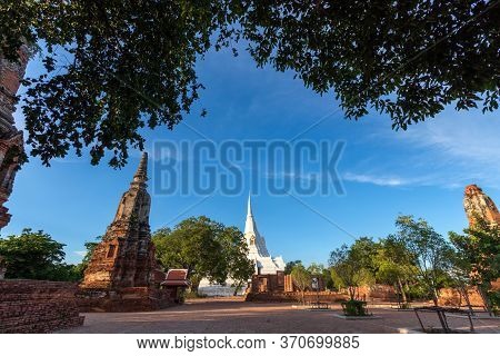 Temple Of The Golden Mount Is An Ancient Temple And Is Also An Important Tourist Attraction Of Phra 