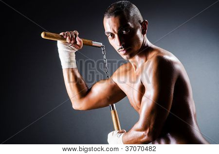 Silný muž s nunchaku
