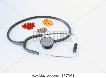 알 약의 작은 더미와 청진 기
